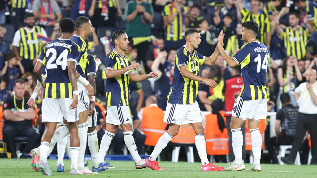 Fenerbahçe’de saha içinde kriz. 40 bin kişinin önünde kavga ettiler