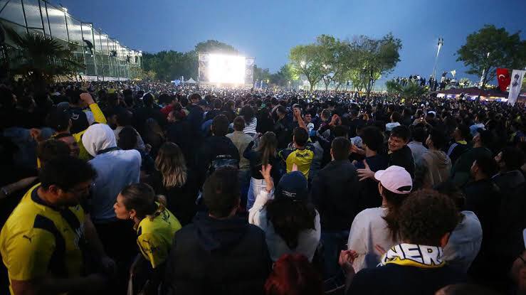 Fenerbahçe taraftarı Ali Koç’un gidişini kutlayacak