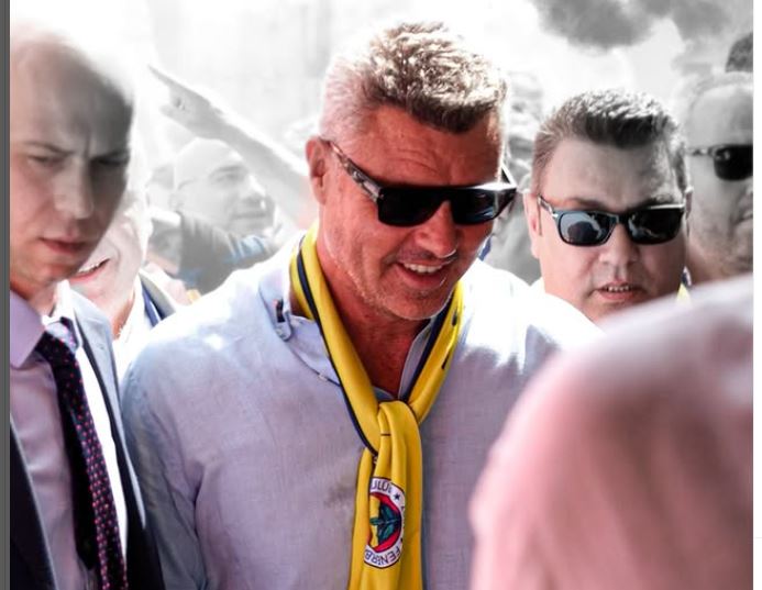 Sadettin Saran dörtlüleri yaktı geliyor. Başkan gibi