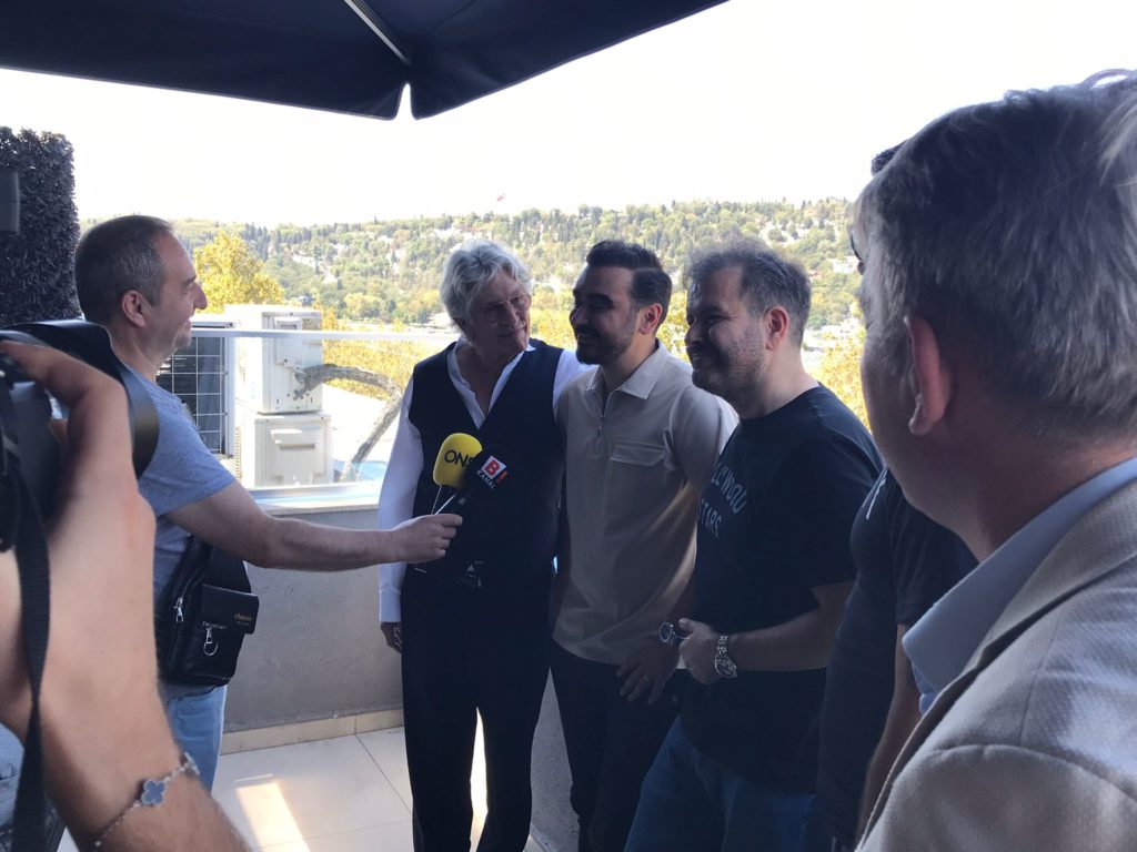 Berkay Tulpar, Hollywood Yıldızı Eric Roberts’ı Yapay Zekâ Destekli Saç Ekimi Teknolojisi FAIR ile Ağırladı