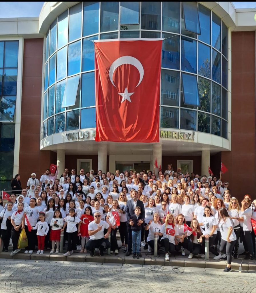 Cumhuriyet sevdalıları 102. Yılı Sarı Zeybek oynayarak kutladı.