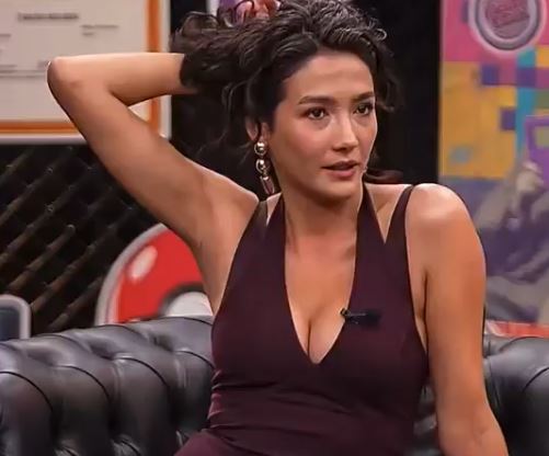 Ünlü oyuncu Aybüke Pusat’ın programdaki cilveli hareketleri izleyen hayranlarını çıldırttı